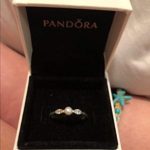 •PANDORA• petite luminous leaves ring